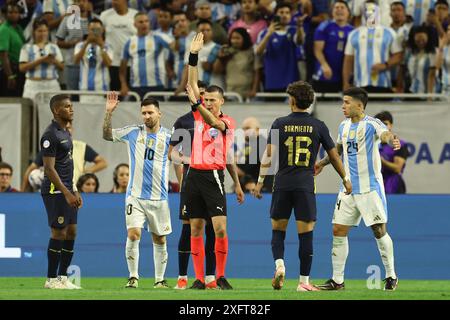 L'arbitro uruguaiano Andres Matonte (C) gesta durante la Copa America USA 2024, partita dei quarti di finale tra Argentina ed Ecuador, allo stadio NRG di Houston, Texas, il 4 luglio 2024. Crediti: Alejandro Pagni/Alamy Live News Foto Stock