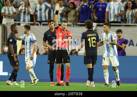 L'arbitro uruguaiano Andres Matonte (C) gesta durante la Copa America USA 2024, partita dei quarti di finale tra Argentina ed Ecuador, allo stadio NRG di Houston, Texas, il 4 luglio 2024. Crediti: Alejandro Pagni/Alamy Live News Foto Stock