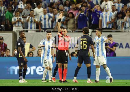 L'arbitro uruguaiano Andres Matonte (C) gesta durante la Copa America USA 2024, partita dei quarti di finale tra Argentina ed Ecuador, allo stadio NRG di Houston, Texas, il 4 luglio 2024. Crediti: Alejandro Pagni/Alamy Live News Foto Stock