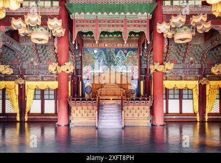 Seoul, Corea del Sud - 13 ottobre 2017: Splendidi interni della sala Injeongjeon al Palazzo Changdeokgung. Meraviglioso trono in legno intagliato. Foto Stock