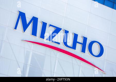 Cartello commerciale della banca Mizuho. Attira l'attenzione da lontano per creare la consapevolezza del marchio. Singapore. Foto Stock
