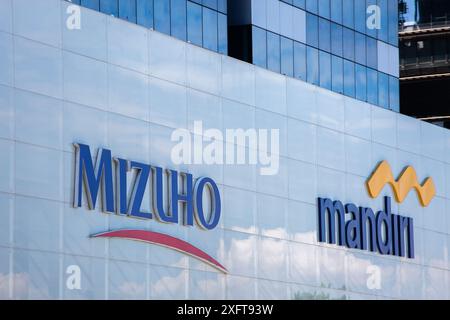 Visibilità dei cartelli aziendali della banca Mizlho e del gruppo Mandiri. Singapore. Foto Stock