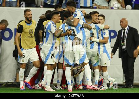 I calciatori argentini festeggiano dopo aver sconfitto l'Ecuador per definizione di pennalty durante la Copa America USA 2024, partita dei quarti di finale, allo stadio NRG di Houston, Texas, il 4 luglio 2024. Crediti: Alejandro Pagni/Alamy Live News Foto Stock