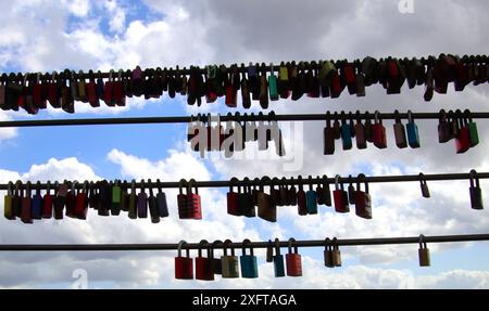 Liebesschlösser hängen an einem Geländer an den Landungsbrücken im Hamburger Hafen. *** Serrature d'amore appese su una ringhiera ai moli nel porto di Amburgo Foto Stock