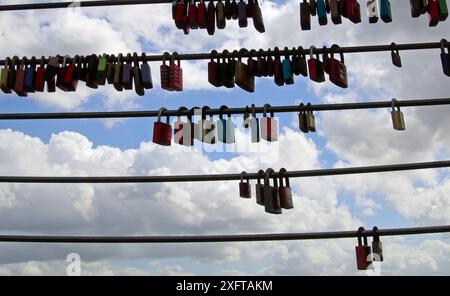Liebesschlösser hängen an einem Geländer an den Landungsbrücken im Hamburger Hafen. *** Serrature d'amore appese su una ringhiera ai moli nel porto di Amburgo Foto Stock