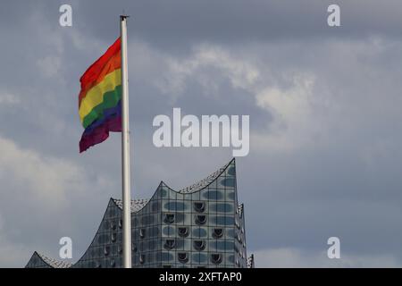 Liebesschlösser hängen an einem Geländer an den Landungsbrücken im Hamburger Hafen. *** Serrature d'amore appese su una ringhiera ai moli nel porto di Amburgo Foto Stock