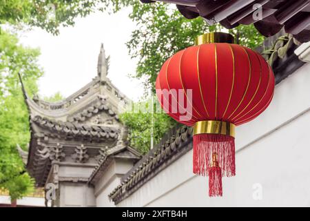 Tradizionale lanterna rossa cinese sulla strada della città Vecchia di Shanghai in Cina. Shanghai è una popolare destinazione turistica dell'Asia. Foto Stock