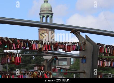 Liebesschlösser hängen an einem Geländer an den Landungsbrücken im Hamburger Hafen. *** Serrature d'amore appese su una ringhiera ai moli nel porto di Amburgo Foto Stock