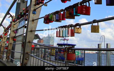 Liebesschlösser hängen an einem Geländer an den Landungsbrücken im Hamburger Hafen. *** Serrature d'amore appese su una ringhiera ai moli nel porto di Amburgo Foto Stock