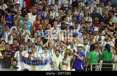 I tifosi argentini celebrano dopo che l'Argentina ha sconfitto l'Ecuador per definizione di rigore durante la Copa America USA 2024, partita di quarti di finale, allo stadio NRG di Houston, Texas, il 4 luglio 2024 HOUSTON STATI UNITI Copyright: XALEJANDROxPAGNIx Foto Stock