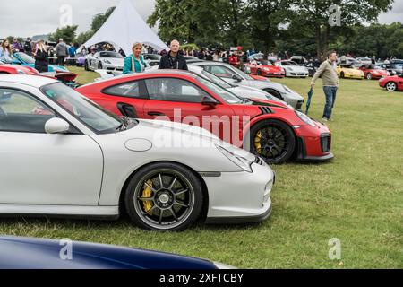 Tarporley, Cheshire, Inghilterra, 29 giugno 2024. Una vista laterale di una Porsche 911 GT2 bianca. Foto Stock