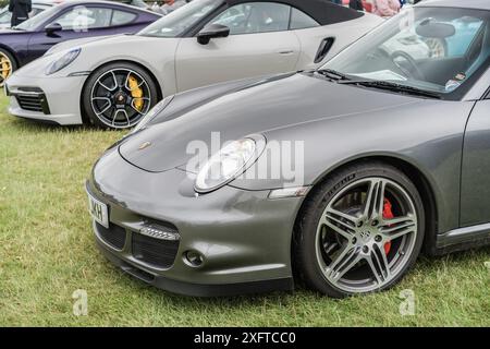 Tarporley, Cheshire, Inghilterra, 29 giugno 2024. Primo piano di una Porsche 911 Turbo grigia. Foto Stock