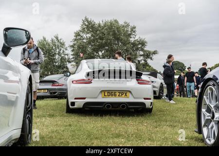 Tarporley, Cheshire, Inghilterra, 29 giugno 2024. Una Porsche 911 bianca viene esposta in occasione di un incontro auto. Foto Stock