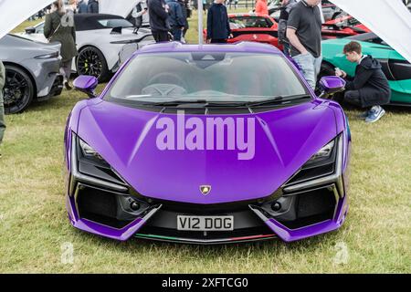 Tarporley, Cheshire, Inghilterra, 29 giugno 2024. Una Lamborghini Revuelto viola viene esposta ad un incontro con l'auto. Foto Stock