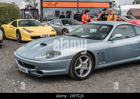 Tarporley, Cheshire, Inghilterra, 29 giugno 2024. Una Ferrari 575M Maranello in grigio chiaro viene esposta in occasione di un raduno di automobili. Foto Stock