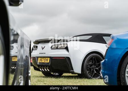 Tarporley, Cheshire, Inghilterra, 29 giugno 2024. Primo piano di una Chevrolet Corvette Z06 Convertibile bianca. Foto Stock