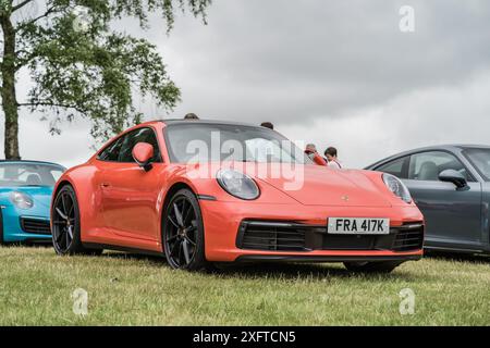 Tarporley, Cheshire, Inghilterra, 29 giugno 2024. Una Porsche 911 arancione viene mostrata in occasione di un incontro auto. Foto Stock