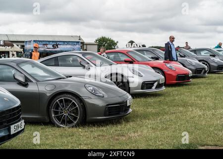 Tarporley, Cheshire, Inghilterra, 29 giugno 2024. Una fila di Porsche viene visualizzata in occasione di un incontro auto. Foto Stock