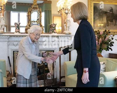 Foto del file del 06/09/22 della regina Elisabetta II che accoglie Liz Truss durante un'udienza a Balmoral, Scozia, dove ha invitato il neo-eletto leader del partito conservatore a diventare primo ministro e formare un nuovo governo. Liz Truss ha perso il suo posto a favore dei laburisti, in uno dei più grandi shock della notte delle elezioni. Data di pubblicazione: Venerdì 5 luglio 2024. Foto Stock