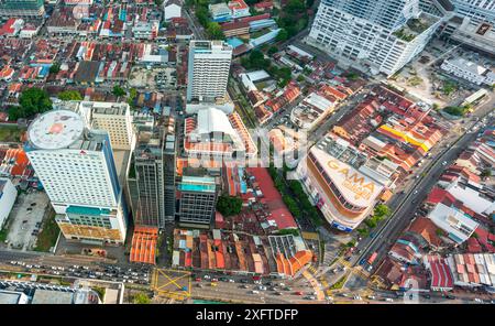 Penang Island, Malesia - aprile 26 2023: Splendida vista dell'area del centro cittadino, dal tetto e dalla piattaforma dell'Osservatorio degli edifici piu' alti di George Town Foto Stock