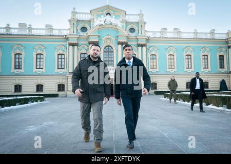 Foto del file del 12/01/24 del primo ministro Rishi Sunak cammina con il presidente Volodymyr Zelensky (a destra) durante una visita al Palazzo Presidenziale di Kiev, Ucraina, per annunciare un nuovo importante pacchetto di 2,5 miliardi di sterline in aiuti militari al paese nel corso del prossimo anno. Il partito conservatore di Sunak ha subito una sconfitta contro il Partito Laburista nelle elezioni generali del 2024. Data di pubblicazione: Venerdì 5 luglio 2024. Foto Stock