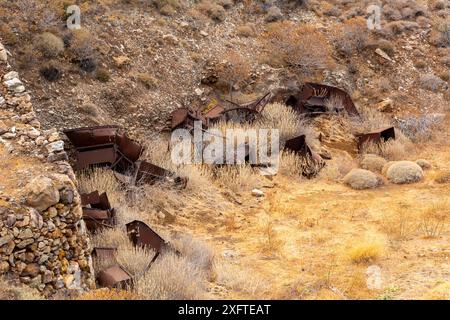 Resti di vecchi carri in miniere abbandonate a Megalo Livadi sull'isola di Serifos. Cicladi, Grecia Foto Stock