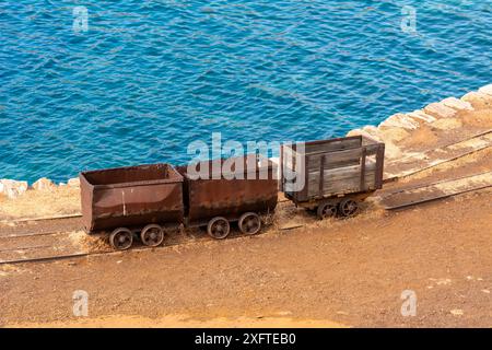 Vecchi carri abbandonarono miniere a Megalo Livadi sull'isola di Serifos. Cicladi, Grecia Foto Stock