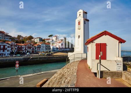 Promenade Jacques Thibaud, porta, Saint-Jean-de-Luz, Aquitaine, Pyrenees-Atlantiques, Francia. Foto Stock