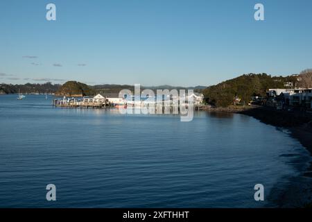 Vista panoramica del molo di Paihia, della Baia delle Isole, della nuova Zelanda Foto Stock