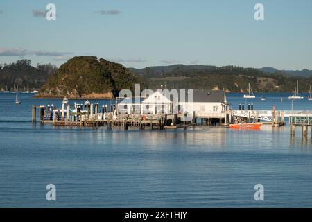 Vista panoramica del molo di Paihia, della Baia delle Isole, della nuova Zelanda Foto Stock