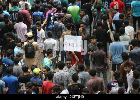 Gli studenti protestano contro il sistema Quata a Dhaka gli studenti dell'Università di Dhaka e di altre università marciarono in una processione per il secondo giorno, protestando contro il verdetto dell'alta Corte per ripristinare il sistema di quote nei posti di lavoro governativi, a Dhaka, Bangladesh, il 4 luglio 2024. Dhaka Distretto di Dhaka Bangladesh Copyright: XHabiburxRahmanx Foto Stock