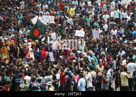 Gli studenti protestano contro il sistema Quata a Dhaka gli studenti dell'Università di Dhaka e di altre università marciarono in una processione per il secondo giorno, protestando contro il verdetto dell'alta Corte per ripristinare il sistema di quote nei posti di lavoro governativi, a Dhaka, Bangladesh, il 4 luglio 2024. Dhaka Distretto di Dhaka Bangladesh Copyright: XHabiburxRahmanx Foto Stock