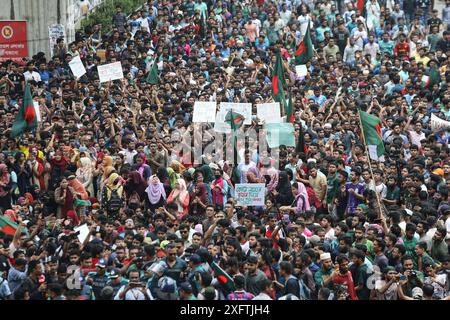 Gli studenti protestano contro il sistema Quata a Dhaka gli studenti dell'Università di Dhaka e di altre università marciarono in una processione per il secondo giorno, protestando contro il verdetto dell'alta Corte per ripristinare il sistema di quote nei posti di lavoro governativi, a Dhaka, Bangladesh, il 4 luglio 2024. Dhaka Distretto di Dhaka Bangladesh Copyright: XHabiburxRahmanx Foto Stock