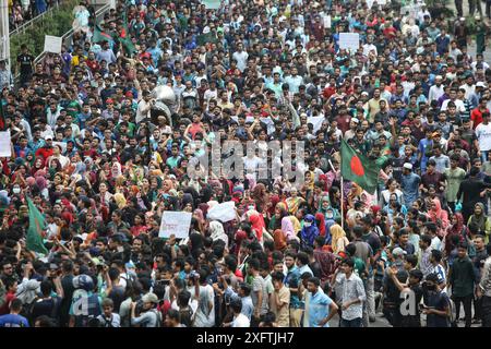 Gli studenti protestano contro il sistema Quata a Dhaka gli studenti dell'Università di Dhaka e di altre università marciarono in una processione per il secondo giorno, protestando contro il verdetto dell'alta Corte per ripristinare il sistema di quote nei posti di lavoro governativi, a Dhaka, Bangladesh, il 4 luglio 2024. Dhaka Distretto di Dhaka Bangladesh Copyright: XHabiburxRahmanx Foto Stock