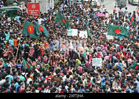 Gli studenti protestano contro il sistema Quata a Dhaka gli studenti dell'Università di Dhaka e di altre università marciarono in una processione per il secondo giorno, protestando contro il verdetto dell'alta Corte per ripristinare il sistema di quote nei posti di lavoro governativi, a Dhaka, Bangladesh, il 4 luglio 2024. Dhaka Distretto di Dhaka Bangladesh Copyright: XHabiburxRahmanx Foto Stock