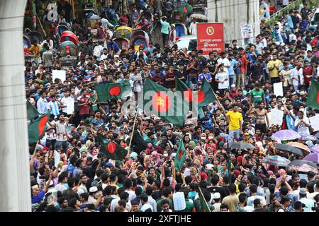 Gli studenti protestano contro il sistema Quata a Dhaka gli studenti dell'Università di Dhaka e di altre università marciarono in una processione per il secondo giorno, protestando contro il verdetto dell'alta Corte per ripristinare il sistema di quote nei posti di lavoro governativi, a Dhaka, Bangladesh, il 4 luglio 2024. Dhaka Distretto di Dhaka Bangladesh Copyright: XHabiburxRahmanx Foto Stock