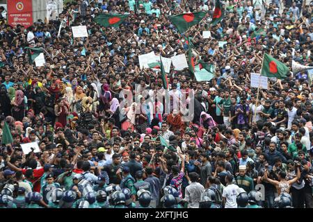 Gli studenti protestano contro il sistema Quata a Dhaka gli studenti dell'Università di Dhaka e di altre università marciarono in una processione per il secondo giorno, protestando contro il verdetto dell'alta Corte per ripristinare il sistema di quote nei posti di lavoro governativi, a Dhaka, Bangladesh, il 4 luglio 2024. Dhaka Distretto di Dhaka Bangladesh Copyright: XHabiburxRahmanx Foto Stock