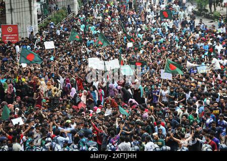 Gli studenti protestano contro il sistema Quata a Dhaka gli studenti dell'Università di Dhaka e di altre università marciarono in una processione per il secondo giorno, protestando contro il verdetto dell'alta Corte per ripristinare il sistema di quote nei posti di lavoro governativi, a Dhaka, Bangladesh, il 4 luglio 2024. Dhaka Distretto di Dhaka Bangladesh Copyright: XHabiburxRahmanx Foto Stock