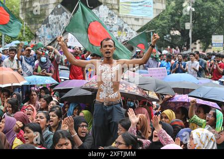 Gli studenti protestano contro il sistema Quata a Dhaka gli studenti dell'Università di Dhaka e di altre università marciarono in una processione per il secondo giorno, protestando contro il verdetto dell'alta Corte per ripristinare il sistema di quote nei posti di lavoro governativi, a Dhaka, Bangladesh, il 4 luglio 2024. Dhaka Distretto di Dhaka Bangladesh Copyright: XHabiburxRahmanx Foto Stock