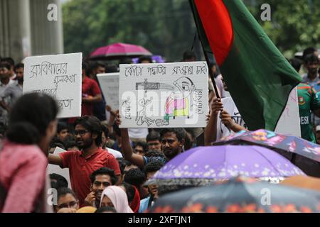 Gli studenti protestano contro il sistema Quata a Dhaka gli studenti dell'Università di Dhaka e di altre università marciarono in una processione per il secondo giorno, protestando contro il verdetto dell'alta Corte per ripristinare il sistema di quote nei posti di lavoro governativi, a Dhaka, Bangladesh, il 4 luglio 2024. Dhaka Distretto di Dhaka Bangladesh Copyright: XHabiburxRahmanx Foto Stock