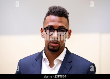 Monaco, Germania. 5 luglio 2024. Jerome Boateng, calciatore professionista, si trova in tribunale presso il tribunale regionale. L'ex calciatore nazionale è sotto processo con l'accusa di aver aggredito il suo ex partner. Crediti: Sven Hoppe/dpa/Alamy Live News Foto Stock