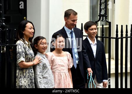Londra, Regno Unito. 5 luglio 2024. Downing Street Londra 5 luglio 2024. Jeremy Hunt con la moglie Lucia e i figli Jack 13, Anna 11 ed Eleanor 9 insieme al cane Poppy lasciano Downing Street 11 dopo che il Partito Laburista ha vinto le elezioni generali Credit: MARTIN DALTON/Alamy Live News Foto Stock