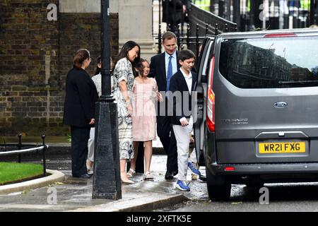 Londra, Regno Unito. 5 luglio 2024. Downing Street Londra 5 luglio 2024. Jeremy Hunt con la moglie Lucia e i figli Jack 13, Anna 11 ed Eleanor 9 insieme al cane Poppy lasciano Downing Street 11 dopo che il Partito Laburista ha vinto le elezioni generali Credit: MARTIN DALTON/Alamy Live News Foto Stock