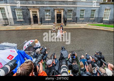 Londra, Regno Unito. 5 luglio 2024. Jeremy Hunt lascia il numder 11 con la sua famiglia e il suo cane, dopo essersi trattenuto per poco al suo posto - Downing Street il giorno dopo la vittoria delle elezioni generali laburiste. Crediti: Guy Bell/Alamy Live News Foto Stock