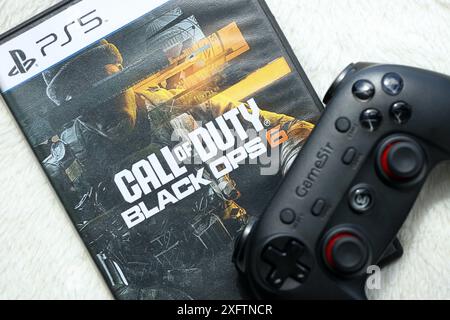 KIEV, UCRAINA - 26 GIUGNO 2024 Call of Duty Black Ops 6 PS5 videogioco Disc box per console di gioco. Primo piano su un disco di videogiochi molto popolare Foto Stock