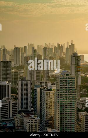 Skyline di Panama City all'alba, visto dal centro - foto stock Foto Stock