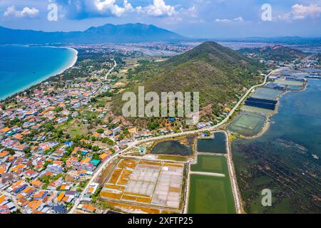 Vista aerea dei campi di sale di Hon Khoi, a Khanh Hoa, Vietnam Foto Stock