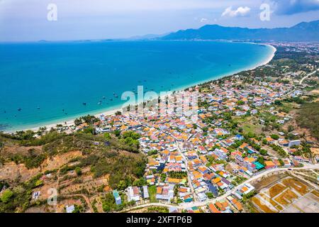 Vista aerea dei campi di sale di Hon Khoi, a Khanh Hoa, Vietnam Foto Stock