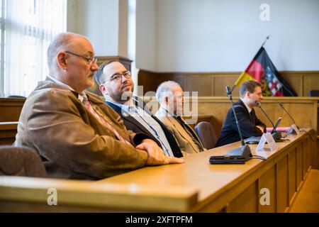 5 luglio 2024, Saarland, Saarbrücken: Il gruppo parlamentare AfD del parlamento statale della Saarland, Christoph Schaufert (l-r), Carsten Becker e Josef Dörr, siede con il loro avvocato Peter Richter nell'aula del tribunale regionale. La Corte costituzionale della Saarland sta ascoltando diverse richieste del gruppo parlamentare AfD contro il parlamento statale della Saarland. Foto: Oliver Dietze/dpa Credit: dpa picture Alliance/Alamy Live News Foto Stock