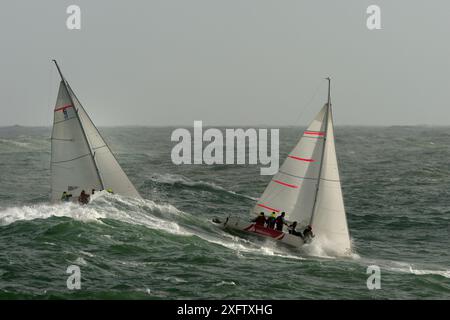 Due yacht che navigano in mare tempestoso, Les Sables d'Olonne, Vendee, Francia, gennaio 2018. Foto Stock